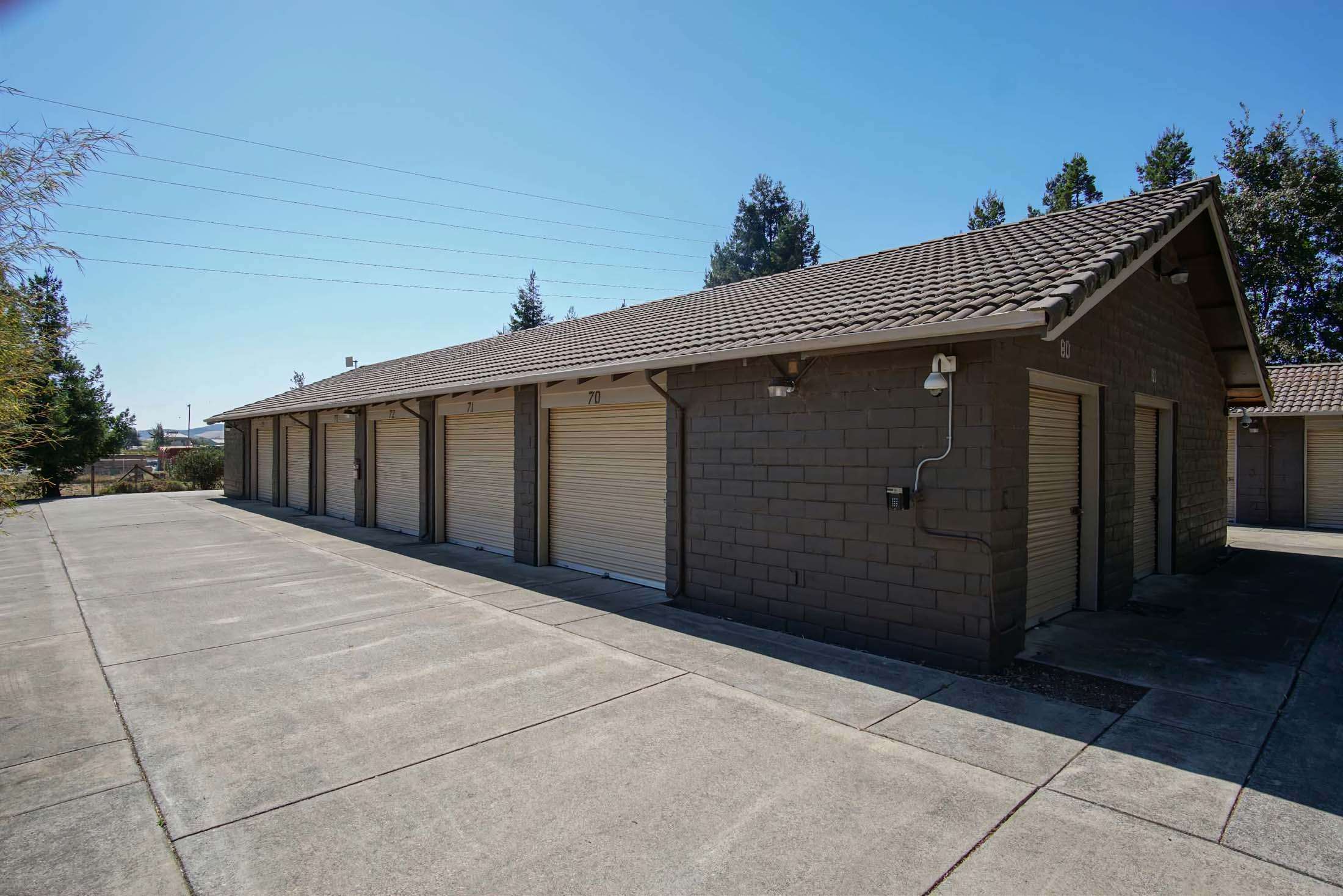 Storage building with pull up units