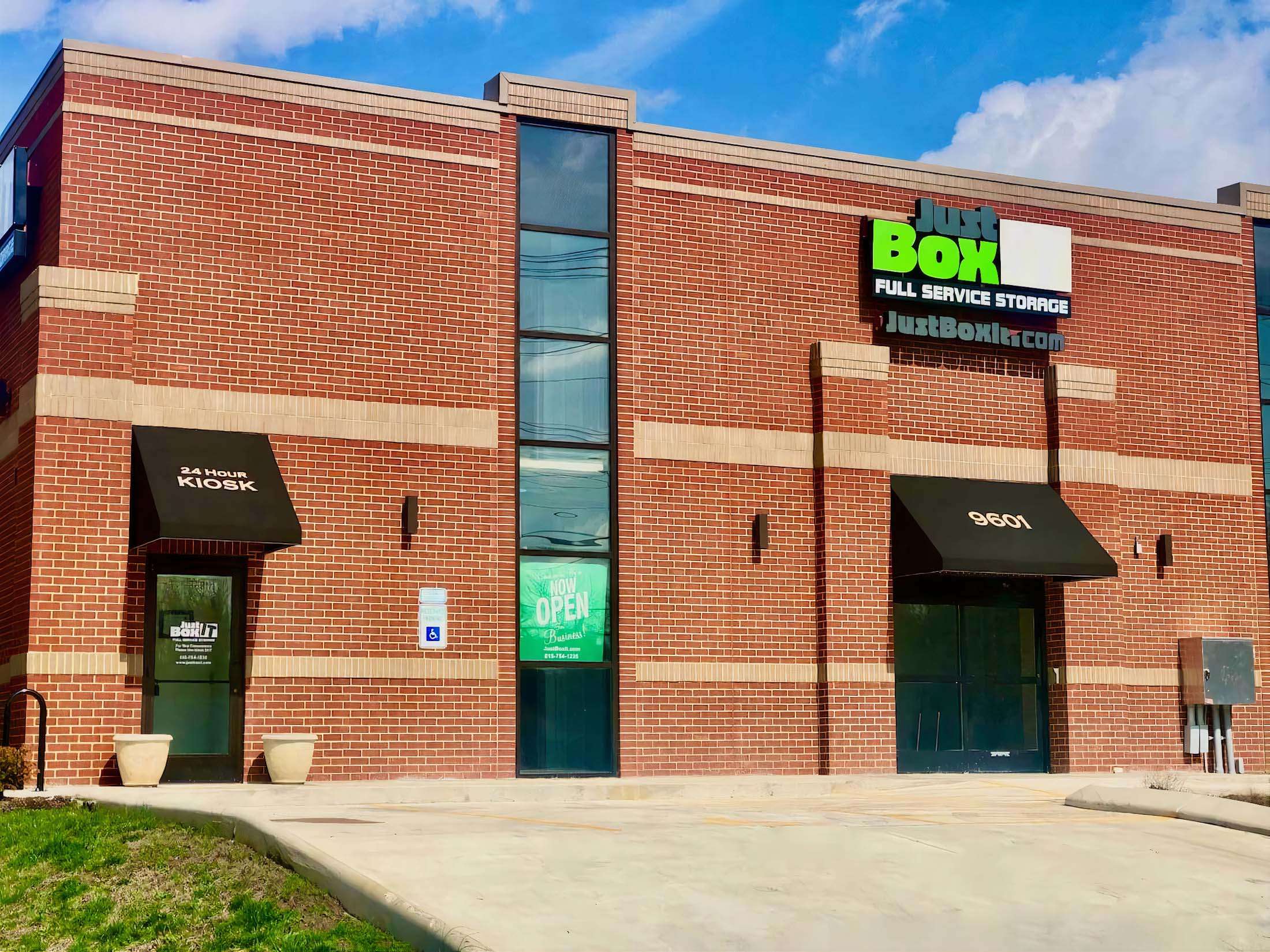Exterior of self storage facility_LE_photos_v2_x2 (1)