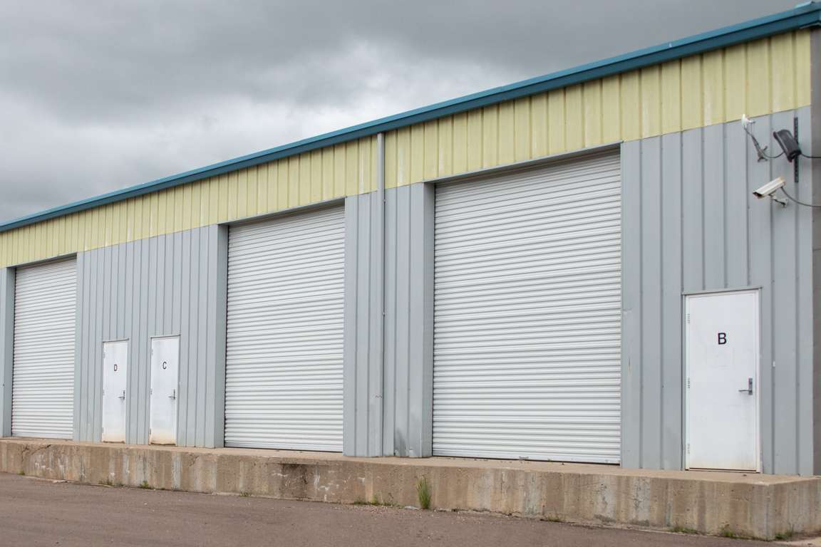 Drive up self storage units with loading bay style area