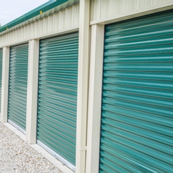 Self storage building with multiple drive up units