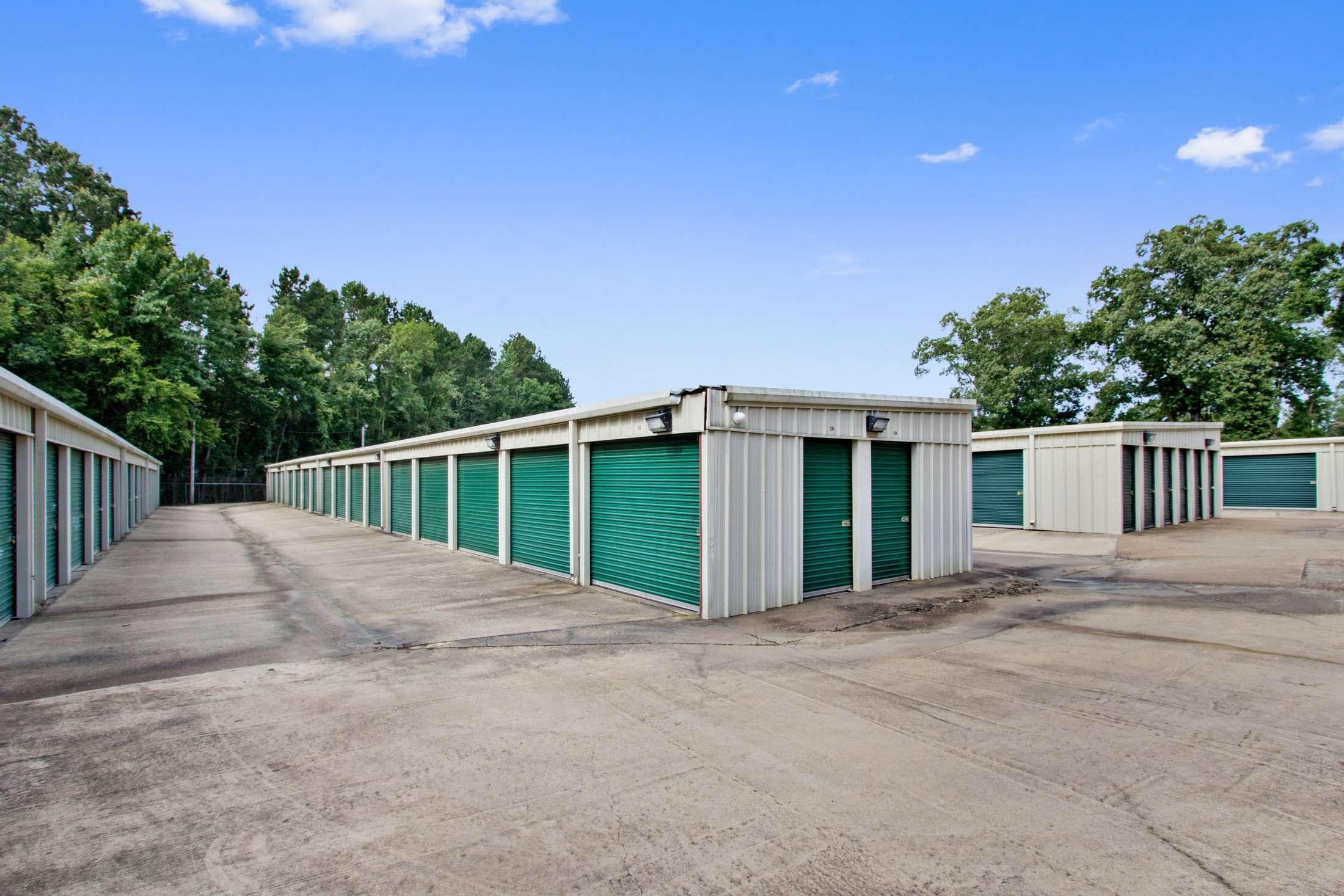 StorageMax Luckney Exterior units